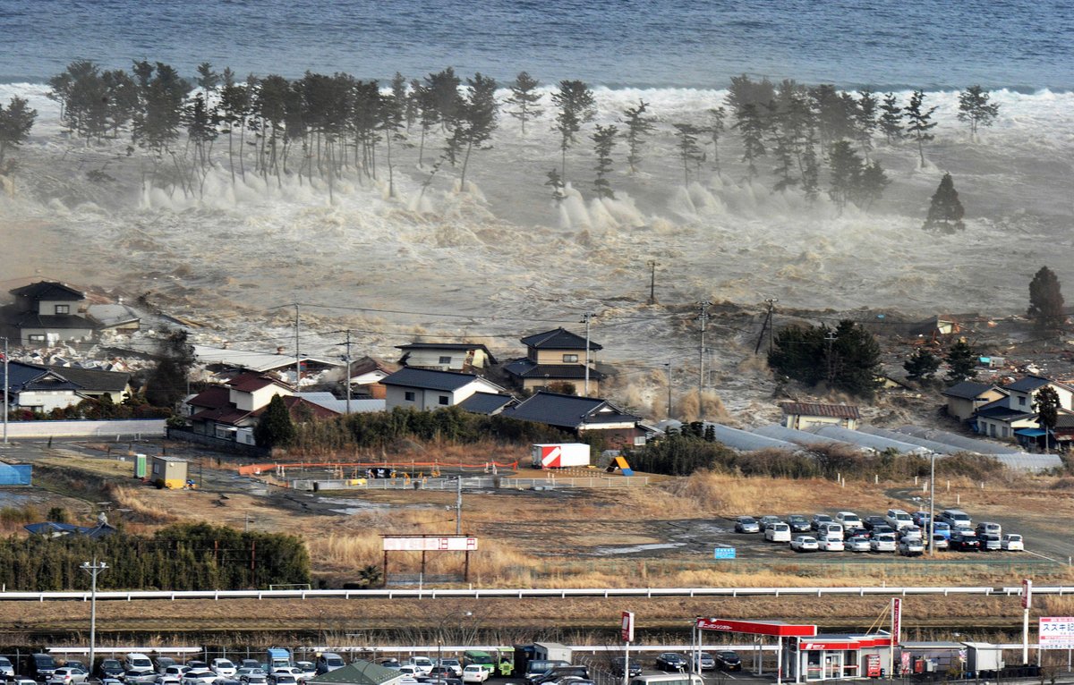 bianconoce's tweet photo. ＜あの日 あの時から １５年＞

「台湾有事」だ「防衛力強化」だ…と煽って 防衛予算倍増

海岸に「原発」並べて「国土防衛」ですか？

国民の生活より、防衛力強化が優先？

「女性初」だから？　「何かやってくれそう」だから？

「極右」を選んだ責任は……

これで良いのか？ ニッポン

黙祷 https://t.co/oV1Mi3I7h0