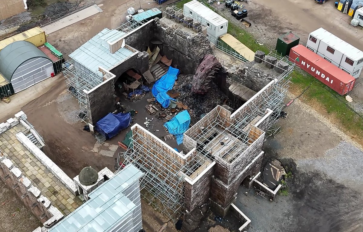 🚨 Novas imagens aéreas dos sets da 3ª temporada de House of the Dragon no Leavesden Studios!

• O castelo de Rook's Rest. Podemos ver parte do corpo da Meleys! 🔥

(Via DJ AUDITS)

➕
