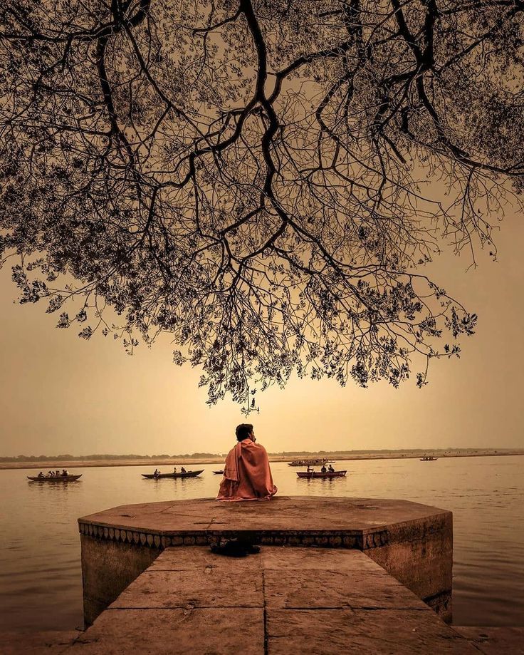 Gulzar__sahab's tweet photo. उसका जीवन भी कितना कठिन होगा 
जिसे "वैराग्य"की चाह भी है और घर का "मोह" भी🍂 https://t.co/1T4N4v9gPv