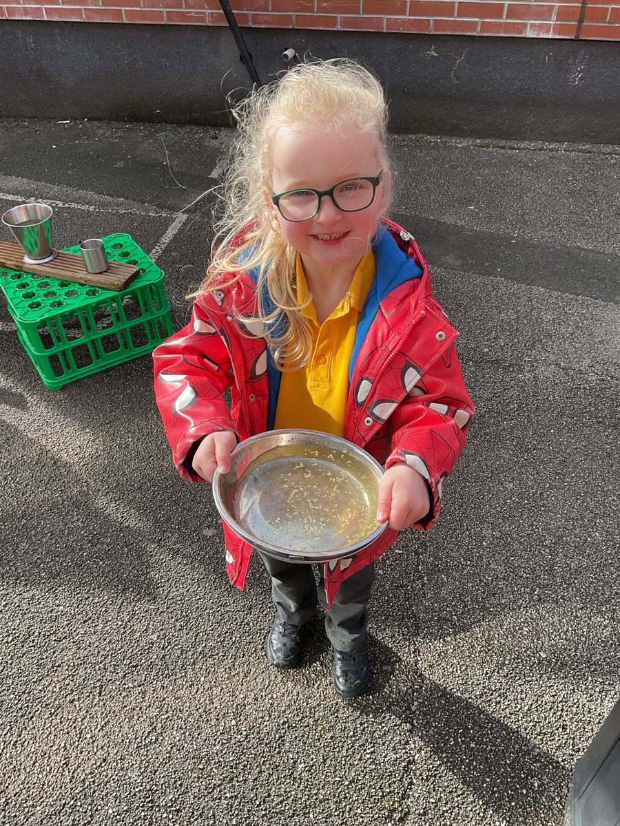 BeaverRoad_Pri's tweet photo. In Nursery we’re making lunch for Miss Skate … underwater pizza with an Oregano topping - delicious!
#eyfs #potionmaking #Tidddler https://t.co/UrtYgwLVpY