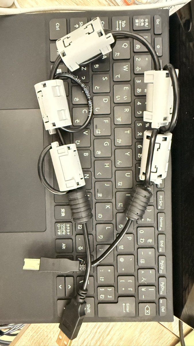 j_2jgs's tweet photo. IC-7300に接続したUSBのノイズまわり込み対策。フェライトコアがこんなに必要とは思わなんだ https://t.co/ILBqgz8oR4