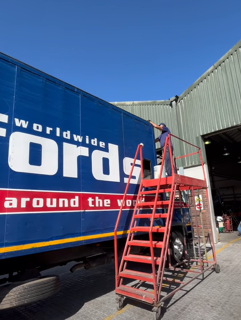PickfordsSA's tweet photo. We take pride in every move we make. Our trucks 🚛 are regularly maintained, cleaned &amp; touched up so they always reflect the professionalism of our team! 💙

#Truckcare #Pickfords #Movingwithcare https://t.co/Ti3IuRu6Tc