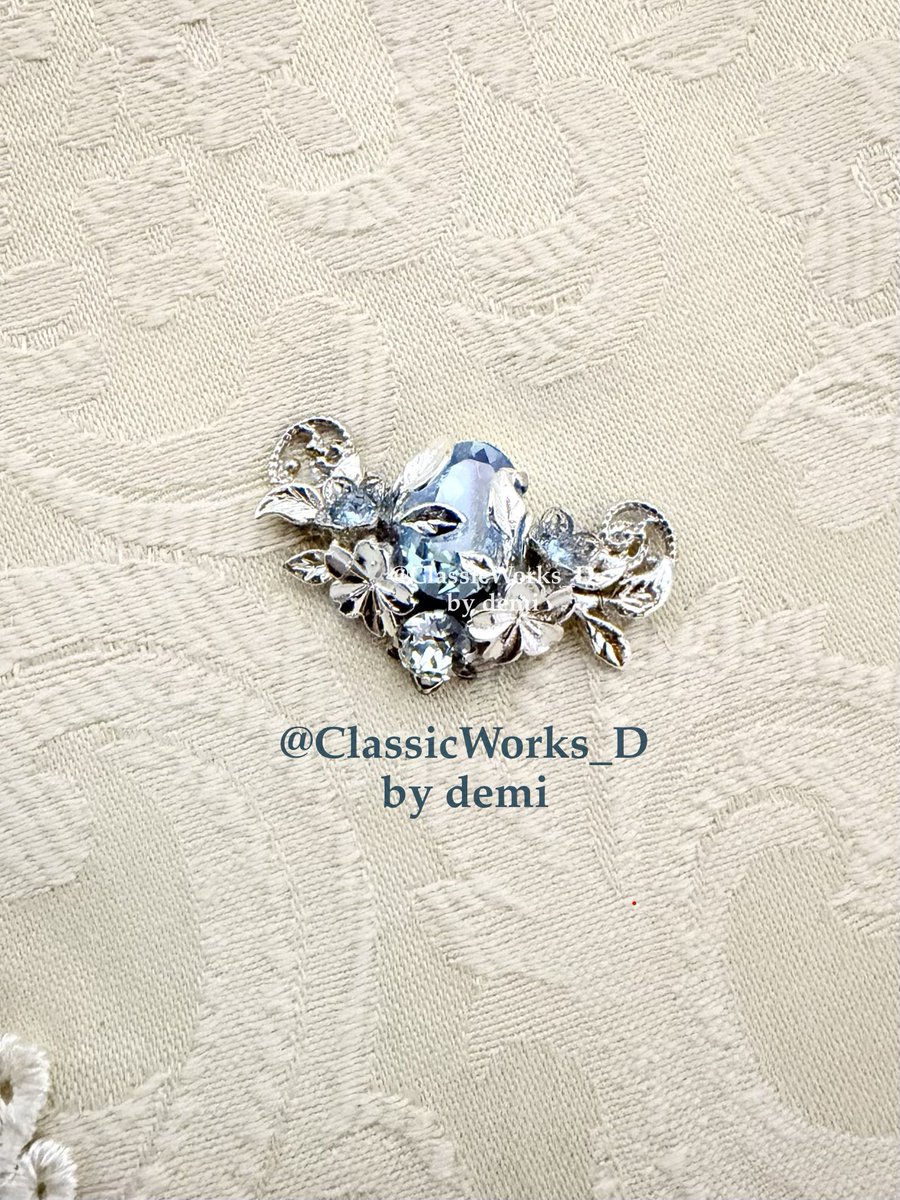 『桜麗』

オーレイと読みます。
まだチェーン付いてないですがネックレスです。
桜ピンクな作品ですが、銀のパーツが揃ったので銀ブルーでお届け致します。
こちらも3/15〜の #CARAMEL_MUSEUM にて^ ^
出来上がったらお品書きに追加します。

#demi_ClassicWorks 
#ハンドメイド好きさんと繋がりたい