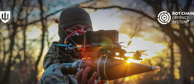 🛩️ 500 000 drones et systèmes livrés aux unités ukrainiennes en seulement 7 mois.
Un chiffre qui montre à quel point la guerre se joue aussi dans la vitesse logistique.
Cette livraison massive a été rendue possible grâce à DOT-Chain Defence, une plateforme numérique créée par