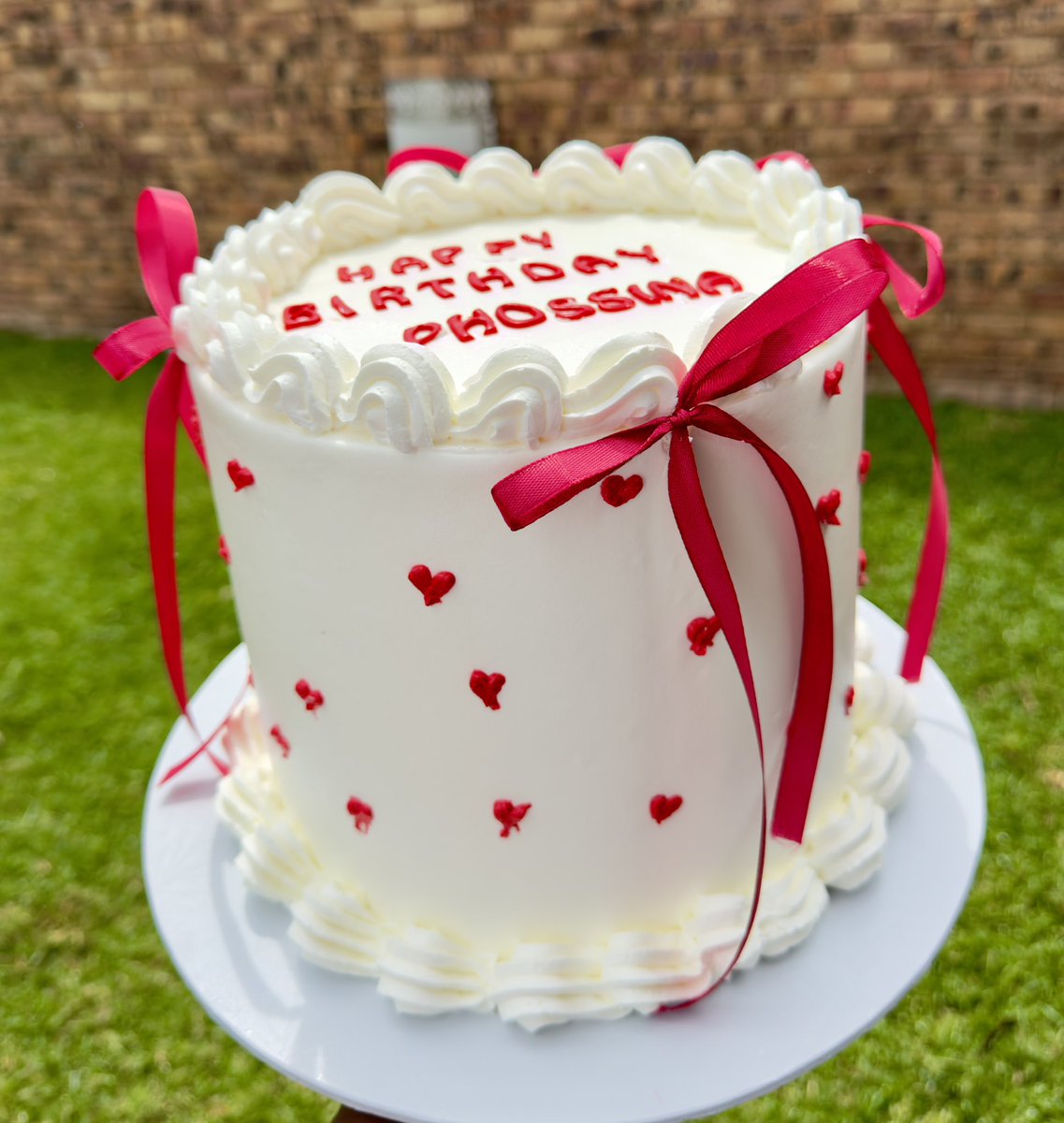 HeyMarciaM's tweet photo. Your friend: “I’m on a diet.”  
Also your friend when the cake arrives:  
“Just cut me a small slice.”Proceeds to eat 3 slices 😭🎂  

Tag the friend who always says they’re on a diet but never refuses cake.😂
Custom cakes..DM to order 
📍Pretoria East
📞/WhatsApp +27834242498 https://t.co/ocLh0jWxyv