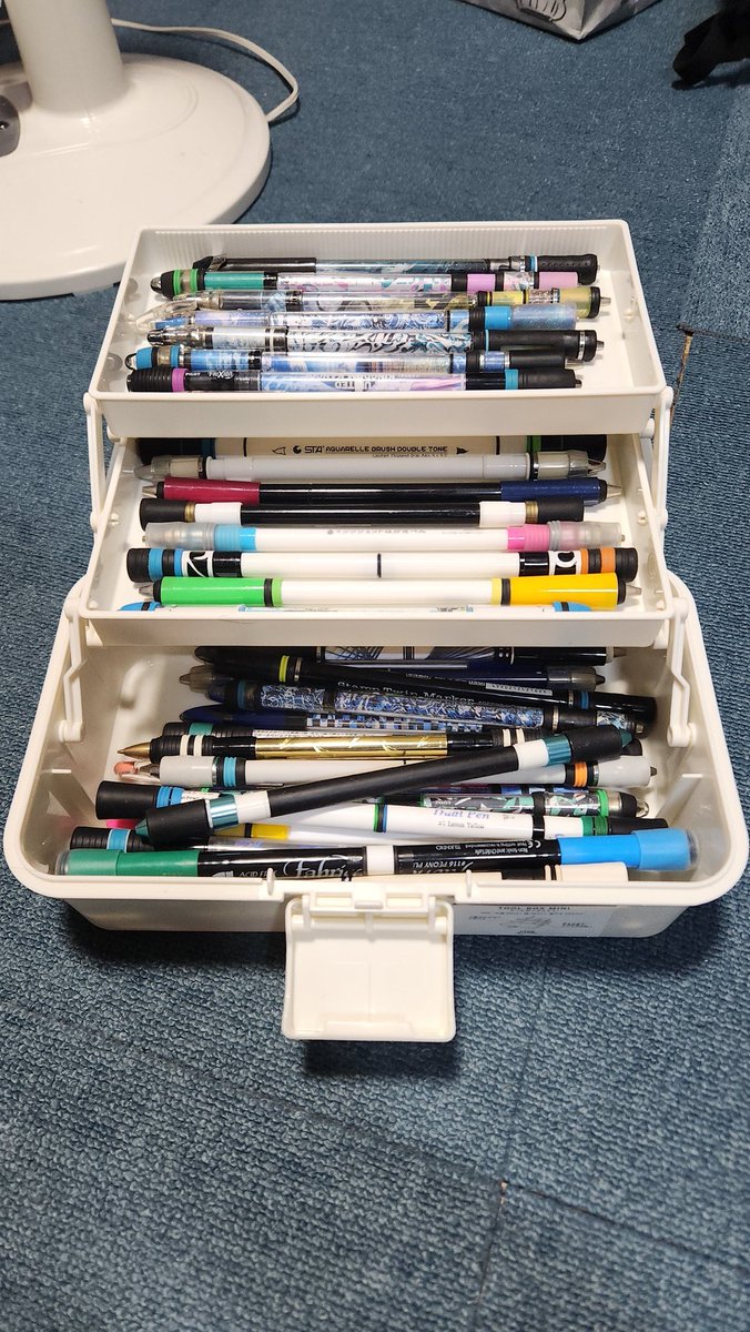 ペンが入る良い感じの箱
3COINSに700円で売ってた