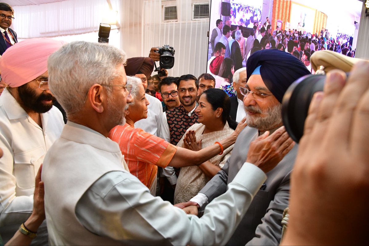 DrSJaishankar's tweet photo. Attended the oath-taking of  @SandhuTaranjitS as Lieutenant Governor of Delhi. 

Congratulate him on his new responsibility.  Confident he will serve the people of Delhi with fullest commitment. https://t.co/rJIUTL9XFL