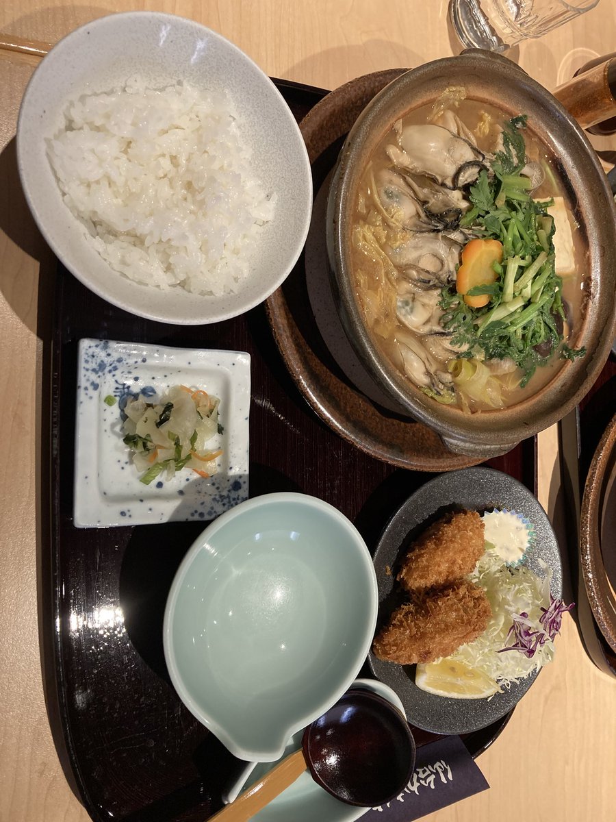 今日は母とランチ😋
牡蠣🦪専門店で鍋を頂きました
私の住んでる所は牡蠣も結構名産で
生牡蠣は苦手な私も美味しく食べられました✨
牡蠣の数も10個のところ、店員さんのミスなのかな？11個入っててラッキー✌️
一生にあと一回行きたいな🍲

#かき徳
#牡蠣の土手鍋