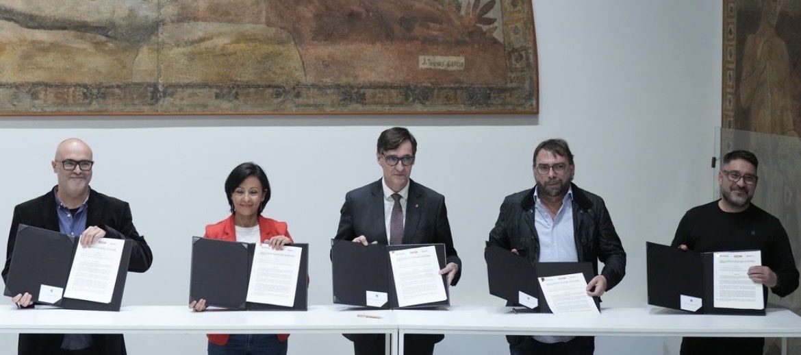 CCOO I UGT són els únics sindicats que han signat l’acord amb el Departament, malgrat ser minoritaris com a representants docents a les darreres eleccions sindicals públiques. Tots ells consideren “històric” que d’aquí a 4 anys els docents augmentin 140 € la seva mensualitat.