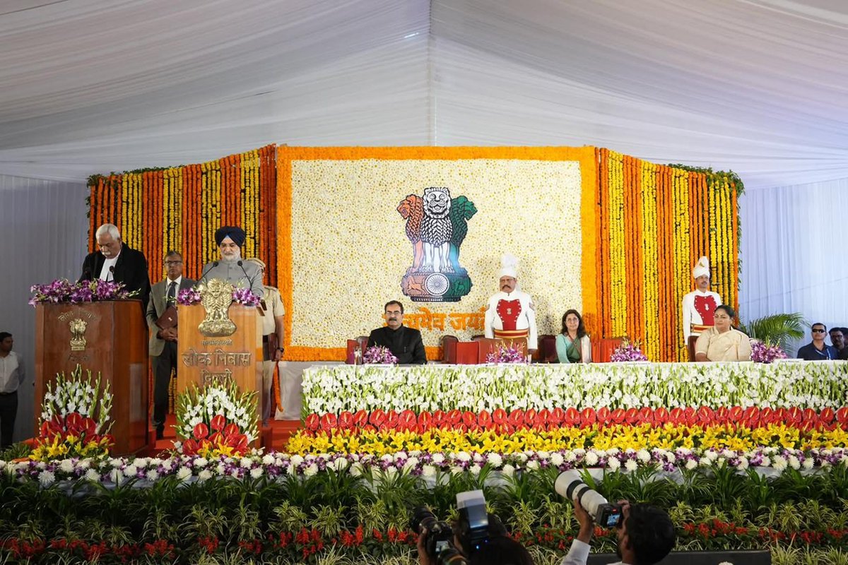 BJPChandankr's tweet photo. दिल्ली के नवनियुक्त माननीय उपराज्यपाल श्री तरनजीत सिंह संधू जी को पदभार ग्रहण करने पर हार्दिक शुभकामनाएँ एवं बधाई।
आज उनके शपथ ग्रहण समारोह में सम्मिलित होने का अवसर प्राप्त हुआ।दिल्ली हमारी साझा पहचान और विरासत है। इसके सर्वांगीण विकास, सुशासन और समावेशी समृद्धि के लिए हम सभी मिलकर कार्य करने के लिए संकल्पित हैं। मुझे पूर्ण विश्वास है कि आपके समृद्ध प्रशासनिक अनुभव और दूरदर्शी नेतृत्व से दिल्ली के विकास कार्यों को नई दिशा और गति मिलेगी।
आपके सफल, गौरवपूर्ण और जनहितकारी कार्यकाल के लिए हार्दिक शुभकामनाएँ।