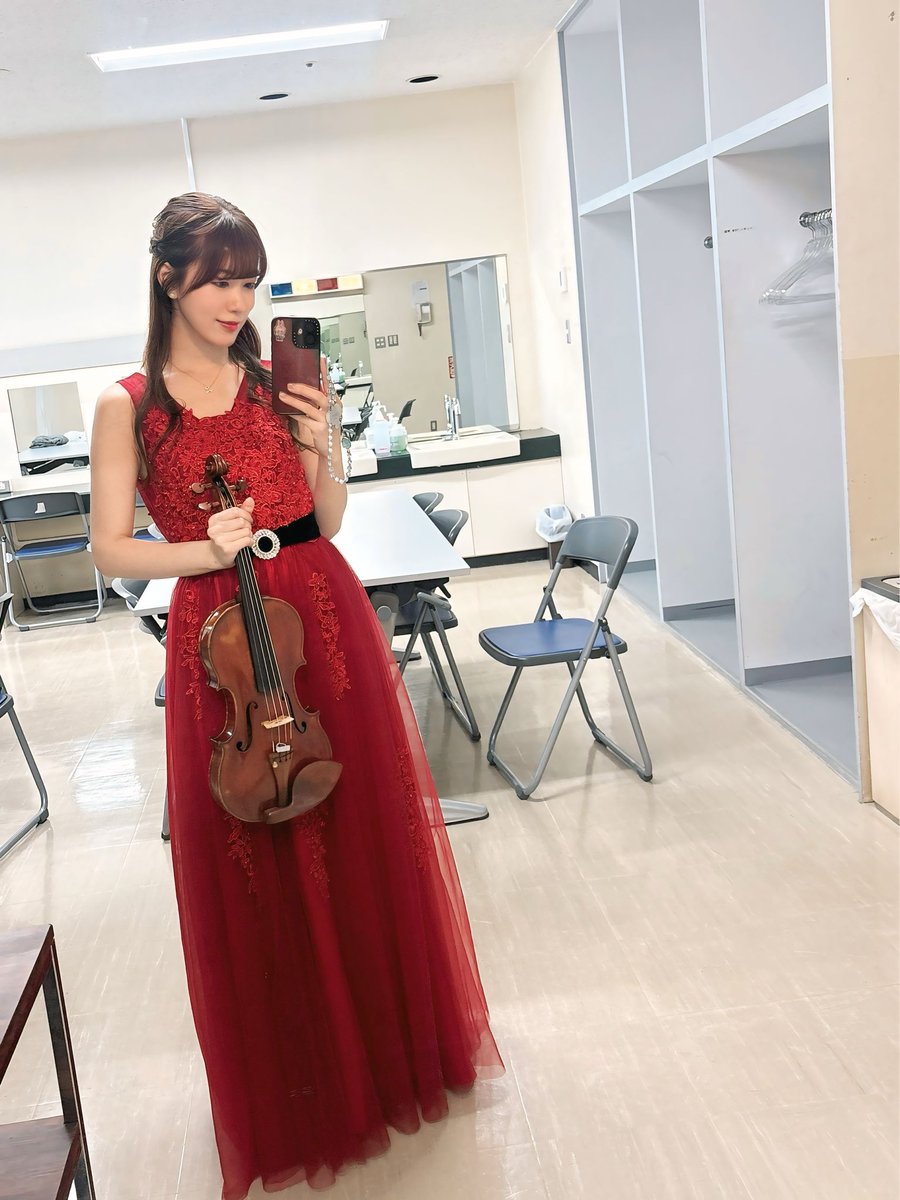 nami_vn's tweet photo. 先月ですが国立音楽院"春かおるオーケストラの饗宴"無事終演しました！🌸
コンミス、そしてソリストとして出演させていただきました🎻チャルダッシュは沢山弾いてきましたが、今回はまた新鮮な気持ちで学ばせていただきました。
満員のお客様、温かい拍手をありがとうございました🤍 https://t.co/FUm7DKWI8z
