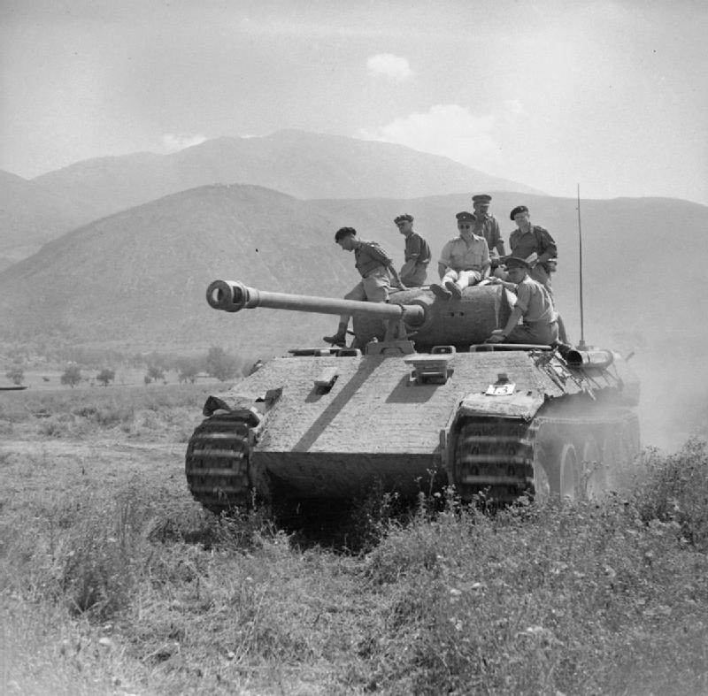 TanksWiki's tweet photo. Tal día como hoy, pero de 1944, el teniente general Oliver Leese y otros oficiales británicos iban a bordo de un carro de combate alemán Panther, durante unas pruebas de equipo enemigo capturado en Italia.

https://t.co/0zLwrkN5iQ https://t.co/wIFatcXVeP