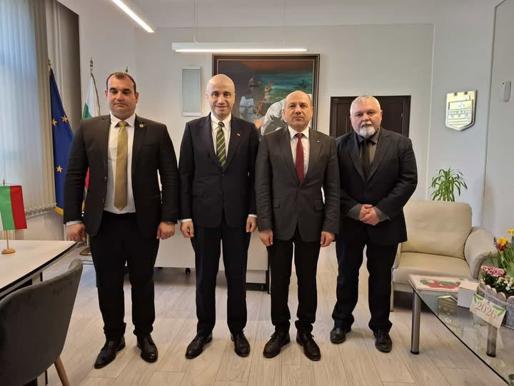 TC_FilibeBK's tweet photo. Türk İşbirliği ve Koordinasyon Ajansı Başkanlığı (TİKA) ile Balkan Türkleri Kültür ve Dayanışma Derneği (BAL-TÜRK) tarafından Lofça’nın Galata köyünde verilen iftara katılmadan önce Lofça’da da temaslarda bulunduk, ayrıca Vali ve Belediye Başkanını ziyaret ettik. https://t.co/k1YJAreO7p