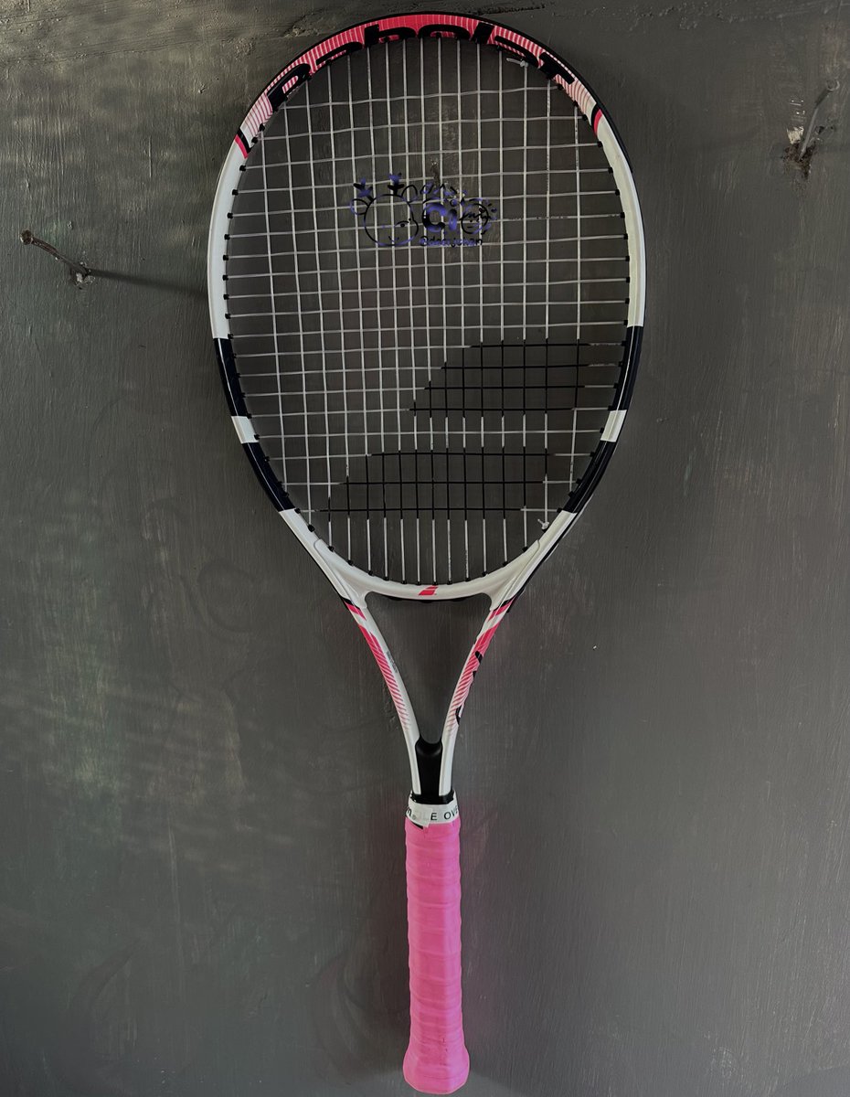 deerjchan's tweet photo. wts tennis tenis babolat feather 102 raket 260gr newbie friendly 

✅ 100% original (masih ada bukti pembelian) 
🌟 kondisinya lecet pemakaian aja (aku send vidionya) 

💸 800K (bisa nego) 
📩 bisa shopee 

wtb wts raket preloved raket tenis murah tennis #zonauang https://t.co/dzdNEGBXah