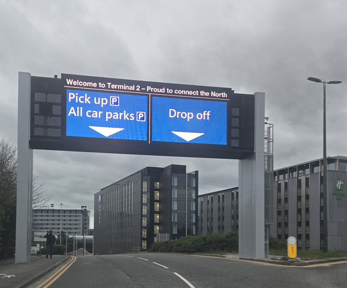 RoadsignReport1's tweet photo. Is this the largest digital road sign in the UK? 
Went for a pick up at MCR airport yday, and you can see this beast from everywhere! https://t.co/KqHT1XCW9G