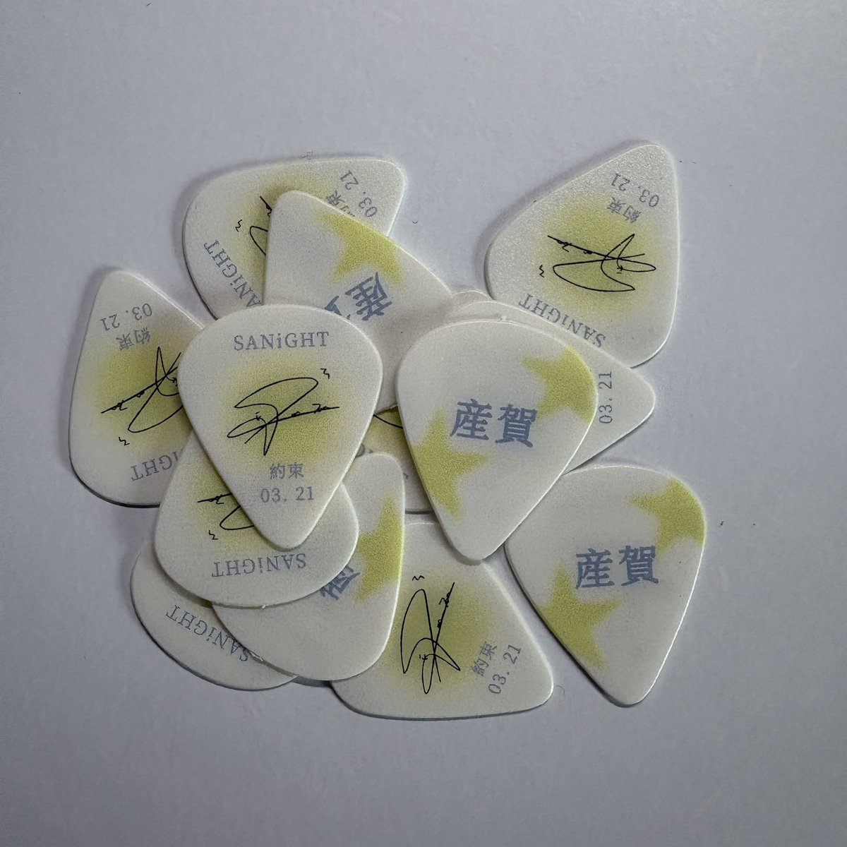 𝐘𝐎𝐎𝐍 𝐒𝐀𝐍-𝐇𝐀 : 𝐒𝐀𝐍𝐢𝐆𝐇𝐓 𝐏𝐫𝐨𝐣𝐞𝐜𝐭 #𝟑 - 약속 나눔

1회차 시작 전에 기타 피크 나눔 합니다 :)
피크는 실제로 사용 가능하고 양면입니다!
주변에서 마주치는 로하분들에게 드리겠습니다☺️