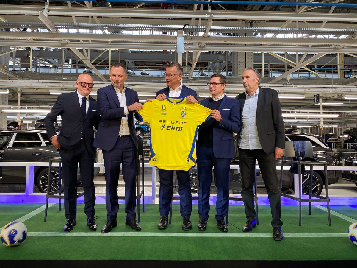 ⚽🟡🔵 Le retour de Peugeot sur le maillot du FC Sochaux, 11 ans après, c'est fait !

Le nouveau maillot du club a été dévoilé devant les lignes de montage de l'usine Stellantis 🚗

➡️ estrepublicain.fr/sport/2026/03/…

<a href="/FCSM_officiel/">FC Sochaux-Montbéliard</a> <a href="/PeugeotFR/">Peugeot France</a>
