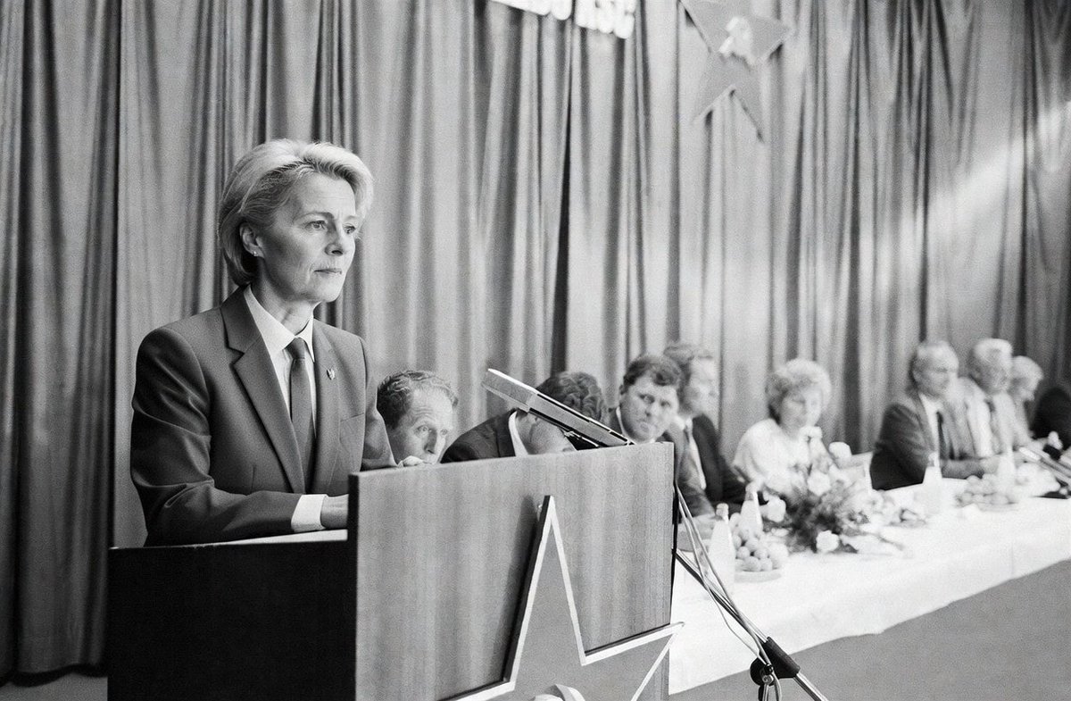 zazasluhy's tweet photo. Předsedkyně EK Ursula von der Leyen během projevu na Červeném Hrádku přiznává, že odklon od jaderné energie byla chyba, kterou je ale připravena napravit. https://t.co/lNRD2jHPLb