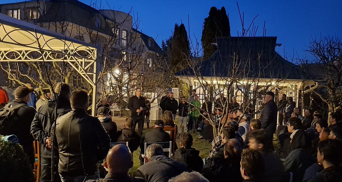 ToroczkaiLaszlo's tweet photo. Csodálatos fogadtatásban volt részem Marosvásárhelyen, ahol nem fértünk be a lefoglalt terembe, ezért a szabad ég alatt kellett megtartani az éjszakába nyúló fórumomat. 

Annak ellenére jöttek el ilyen sokan, hogy a parlamenti ülés miatt az utolsó pillanatban kellett módosítani az időponton, és valamilyen rejtélyes okból visszamondták a korábbi helyszínt is, így egy új rendezvényteremben kellett volna megtartani az országjárásom erdélyi fórumát. 

Nem fértünk be azonban a terembe, ezért a szabad ég alatt tartottuk a fórumot. Délután pedig a Mi Hazánk küldöttségével részt vettünk a Székelyföld önrendelkezéséért rendezett felvonuláson.

Köszönöm ezt a csodálatos fogadtatást! Minden magyar felelős minden magyarért!