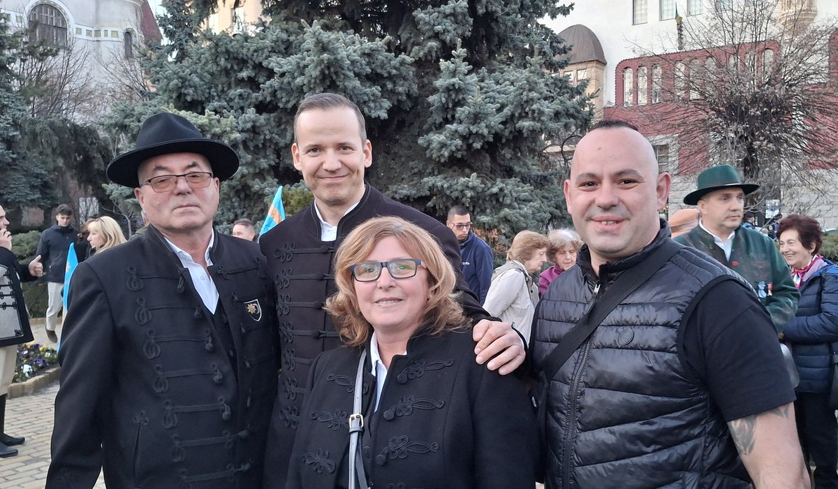 ToroczkaiLaszlo's tweet photo. Csodálatos fogadtatásban volt részem Marosvásárhelyen, ahol nem fértünk be a lefoglalt terembe, ezért a szabad ég alatt kellett megtartani az éjszakába nyúló fórumomat. 

Annak ellenére jöttek el ilyen sokan, hogy a parlamenti ülés miatt az utolsó pillanatban kellett módosítani az időponton, és valamilyen rejtélyes okból visszamondták a korábbi helyszínt is, így egy új rendezvényteremben kellett volna megtartani az országjárásom erdélyi fórumát. 

Nem fértünk be azonban a terembe, ezért a szabad ég alatt tartottuk a fórumot. Délután pedig a Mi Hazánk küldöttségével részt vettünk a Székelyföld önrendelkezéséért rendezett felvonuláson.

Köszönöm ezt a csodálatos fogadtatást! Minden magyar felelős minden magyarért!