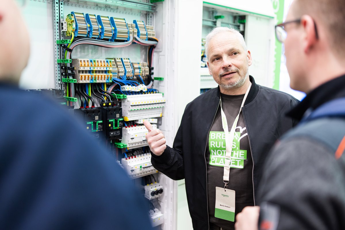 SchneiderSwiss's tweet image. Mach's neu. Mach's smart. Mit uns, denn wir zeigen euch auf der #LB26 wie moderne ABN‑Technik Platz, Sicherheit und smarte Funktionen in Ihrem Hausanschlussraum zusammenbringt.

📍Stand D56, in Halle 11.1

#RenovationRebels #SchneiderElectric #ABN #Wohnbau