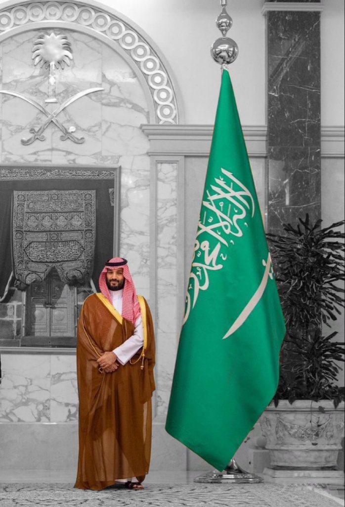 يأبى علمنا يوم تنكيس الاعلام… 
أنه يشاهد بين الاعلام منكوس 
#يوم_العلم 🇸🇦