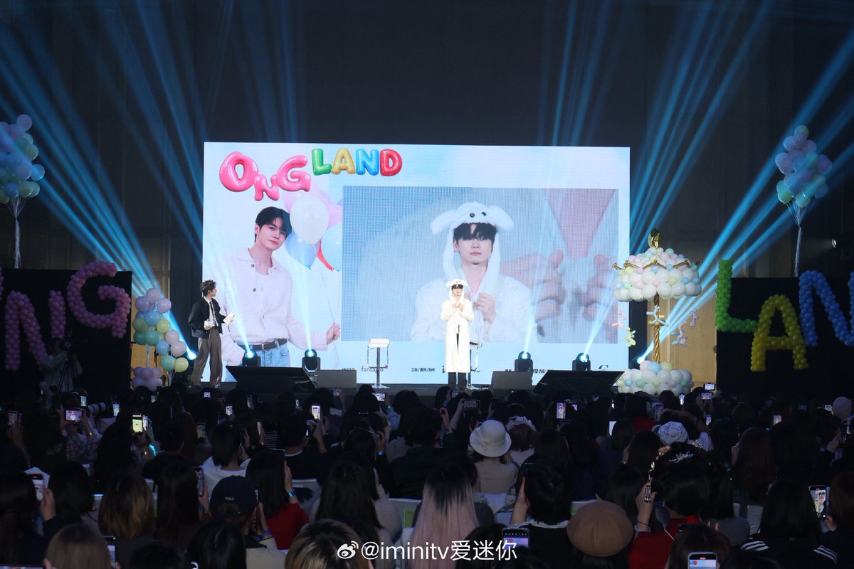 武汉见面会幕后照片
圣祐真的是王子吧？👑
#ONGSEONGWU #옹성우