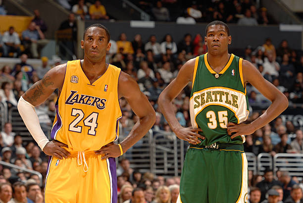 Kevin Durant sur son “welcome to the NBA moment” :

« Les Lakers jouaient un back-to-back, donc on s’était dit naturellement que ce serait un match facile pour nous. Puis Kobe a planté 47 points et mis le tir de la gagne. C’est là que je me suis dit : “Oui, lui, c’est une autre