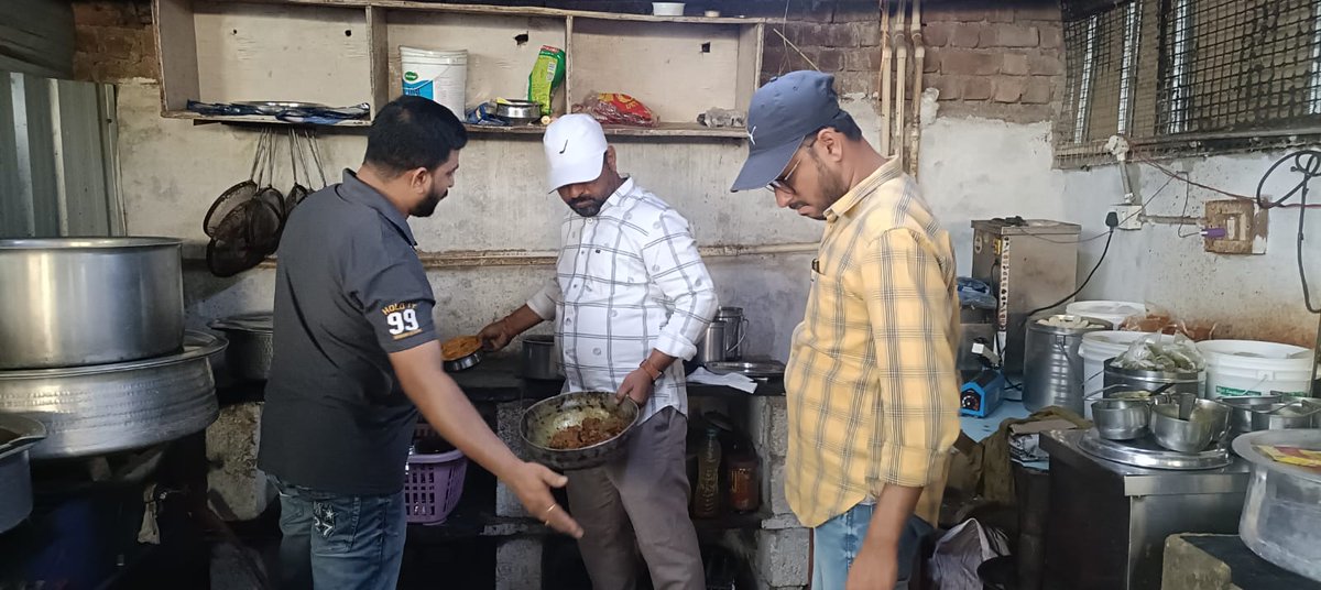 MC_Armur's tweet photo. As a part of Prajapalana Pragathi Pranalika 99 days action plan Visiting the hotels/Restaurants in Armoor Municipality #PrajaPalanaPragatiPranalika99daysactionplan
#swachhsurvekshan2025
#TelanganaRising2047
 @SwachhBharat @MoHUA_India @tksreedevi @cdmatelangana  @RoopaMishra77 https://t.co/MGGGZ4g0Yw