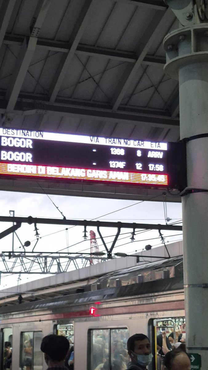 idmf21's tweet photo. @CommuterLine  ini yang bener aja masa 20mnt nunggu di manggarai. Mau sepadet apa cuk! https://t.co/zHF4yJnq4k