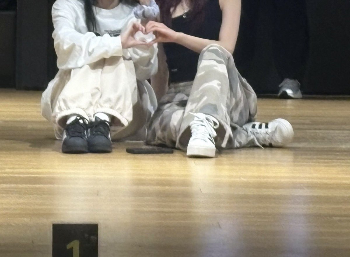 [ 📸 ] Weverse UPDATE #ชิกิต้ามาวีเวิร์ส 🐈‍⬛🍒

“🖤”

คนสวยชิชิมาลงรูปพร้อมกับพี่อาฮยอนมาอัพเดท Moment รูปคู่กับคนน้อง ชิยอนน่ารักจริงงง~~

#CHIQUITA #치키타 #BABYMONSTER