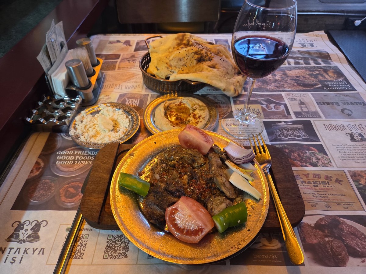Kuzu kelle, humus ve şarap 👌 Güzel yemekti fakat...