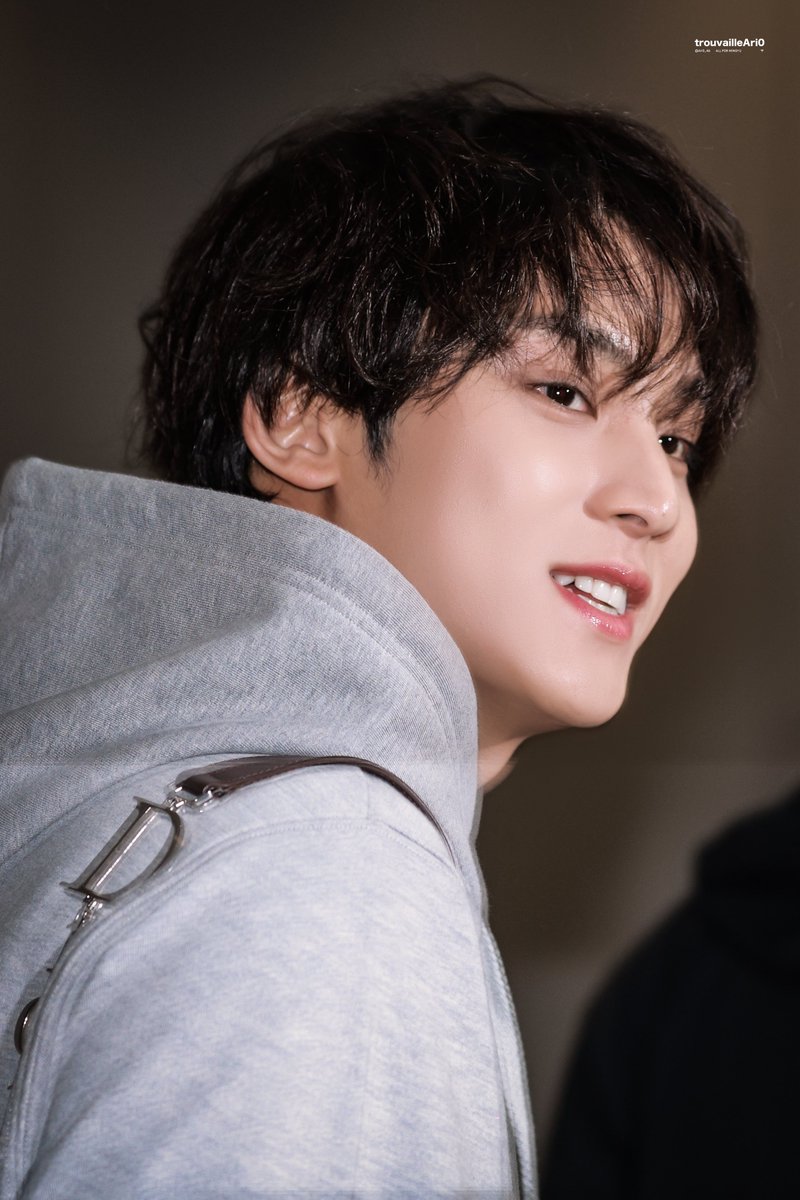 trouvailleAri0 tweet media