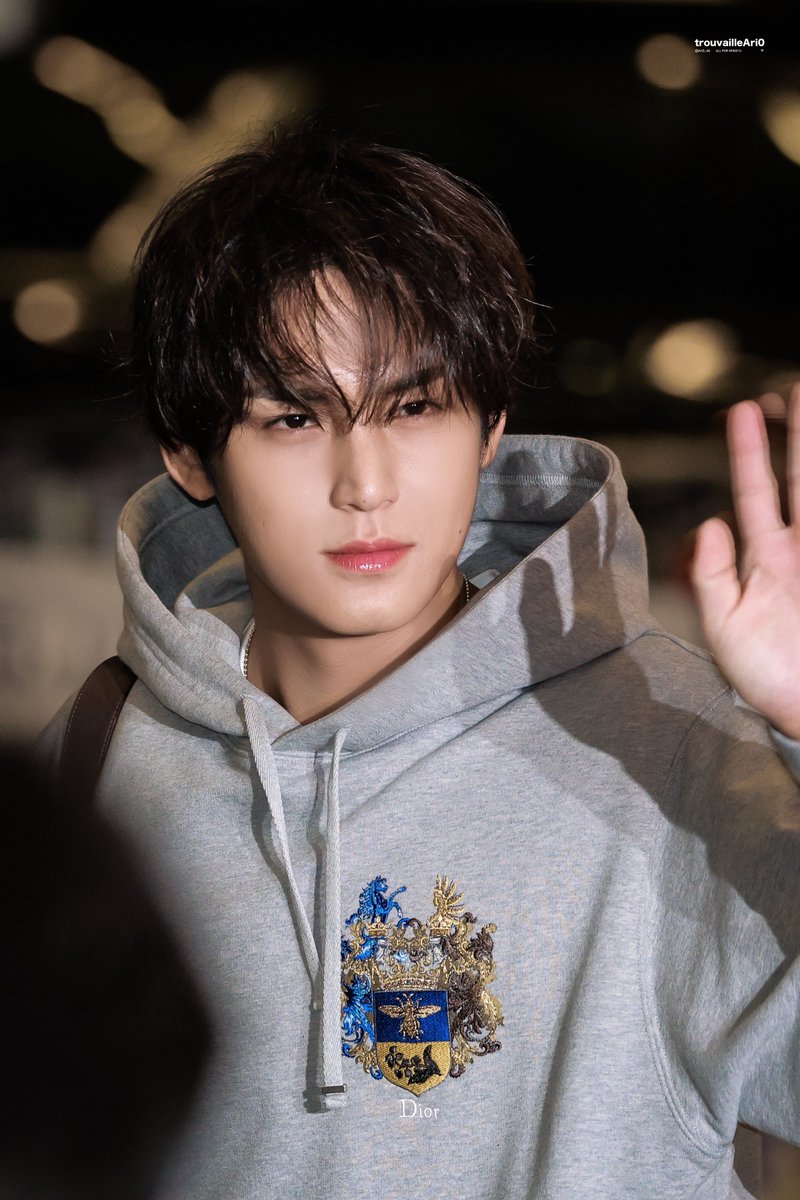 trouvailleAri0 tweet media