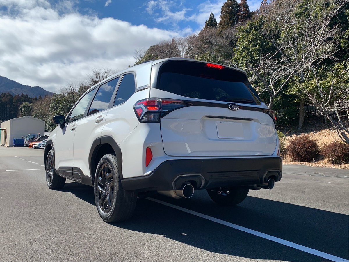 fujitsubo_exh's tweet image. フォレスター(SL5)入庫中🛠️
マフラーも装着してみました！

運転中は、アクセルに呼応して気持ちの良いボクサーサウンドが体感できます😌

発売に向けて各種試験をおこなっていますので、発表までもう少々お待ちください！

#FUJITSUBO
#フォレスター
#SL5