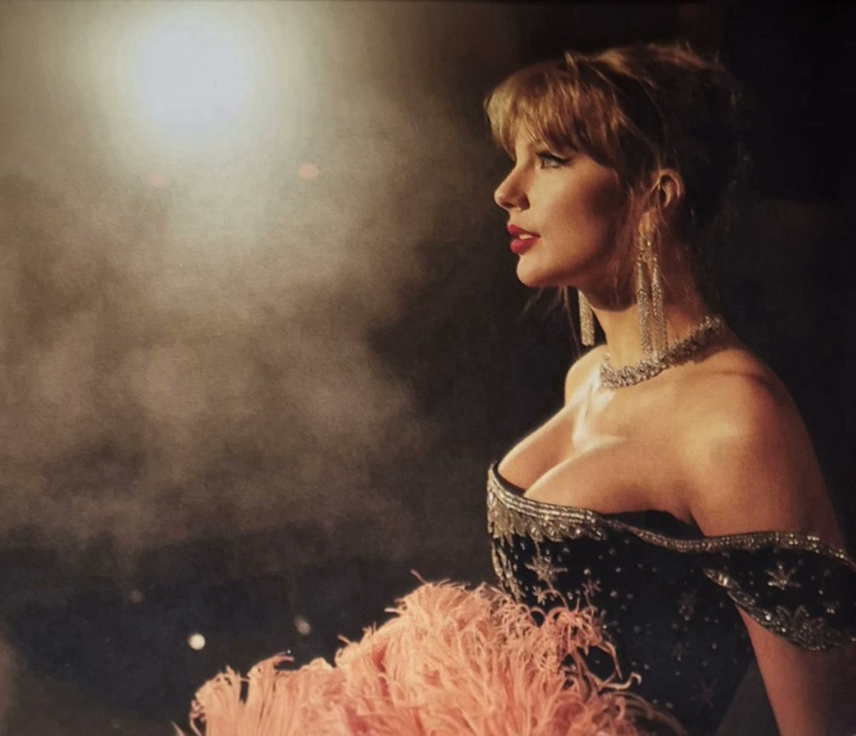 Sarah ❤️‍🔥 in my showgirl era 🧡 tweet media