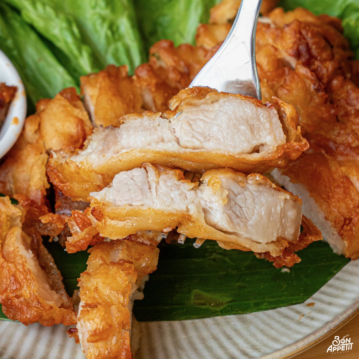 bon_appetitbkk's tweet photo. ’เป็นลาว‘ ร้านอีสานระดับมิชลินจากเขาใหญ่สู่พระราม 7!! 😋🔥 รสชาติอีสานแบบแท้ทรู ไม่ใส่ผงชูรสด้วย อร่อยมากกกก💕

สาขานี้คือน้องใหม่สุด ๆ เปิดไม่ถึงเดือน แต่คนมาไม่ขาดสาย~ ที่นั่งกว้าง โต๊ะเยอะ เป็นห้องแอร์เย็นฉ่ำาา ใด ๆ คือน้องรอให้มาเปิดสาขาแถวบ้านอยู่น้าา ชอบมากก นี่ถูกใจแกงลาวสุดดดดด แซ่บหลายย👍🏻

มาถึงสั่งอาหารเต็มโต๊ะ บอกเลยว่าแต่ละอย่างคือ เป็นตาแซ่บหลายยย🤤

เมนูที่อยากแนะนำ⭐️

แกงลาว (เห็ดสามอย่าง) (130.-) ให้เป็น MVP เลย น้องเหมาหมดชาม~ ในชามจะมีเป็นเห็ดออเรนจิ เห็ดหิมะขาว เห็ดนางฟ้า ปรุงรสชาติมาได้อร่อย ครบรส เค็ม เผ็ดกำลังดี หอมกลิ่นใบย่านางและใบแมงลัก อร่อยแบบยกซดเลยหมดชามเลยทีเดียว!😋🍲

ตำหลวงพระบาง (85.-) ของโปรดน้อง!! นี่ไม่ได้สั่งความเผ็ดน้าา เอารสชาติทางร้านเลยจ้า เส้นมะละกอฝานมาขนาดพอดี เป็นแผ่นตามไตล์ตำหลวงพระบาง เส้นกรอบๆ รสชาติน้ำตำเข้มข้น เค็ม เผ็ด ครบรส หอมกะปิ และ ปลาร้าสุด ๆ🤤

ไก่นาย่างสมุนไพร สั่งทั้งตัวมา (270.-) แต่ที่ร้านมีแบบครึ่งตัวด้วยน๊าาา ไก่เนื้อแน่น ย่างมาหนังกรอบ หอมเครื่องสมุนไพร เสิร์ฟพร้อมน้ำจิ้มไก่กับน้ำจิ้มแจ่ว เนื้อไก่นุ่มหนึบ กินกับข้าวเหนียวอัญชันงาขี้ม่อนคือฟินมากกก🍗

หมูสามชั้นทอดแจ่วบองเป็นลาว (180.-) สามชั้นดีมากกก นุ่มสุด ๆ ผิวด้านนอกกรอบ แต่แอบมันสะบัด~ ฟินแต่หมอไม่ปลื้ม🤣 ใครชอบมัน ๆ คือปลื้มเลยล่ะ กินกับแจ่วบองสูตรทางร้านอร่อยมากกก แจ่วเผ็ด ๆ เค็ม ๆ แซ่บครบรส!😋

น้ำตกเนื้อดรายเอจ (200.-) อร่อยมากกกกกก ต้องสั่ง! เนื้อนุ่ม น้ำลาบเข้าเนื้อสุด ๆ ชุ่มฉ่ำ ลาบรสชาติดี เผ็ด เค็ม เปรี้ยว ครบมาก ๆ หอมข้าวคั่วเวอร์🥩

มีต่อในเธรดจ้า~

#bonappetitbkk #เป็นลาวพระราม7 #bonappetitbkkxเป็นลาวพระราม7 #อร่อยบอกต่อ #พิกัดร้านลับ #Penlaos #แซ่บสะอาดไม่ใส่ผงชูรส