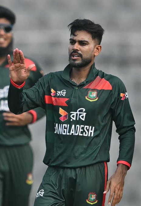 Pakistan are crumbling! Nine down for just 114
