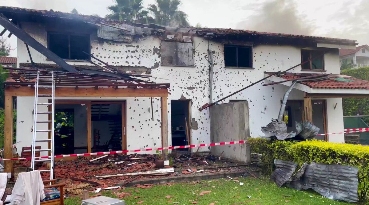 UweraJMaurice's tweet image. Today’s drone attack in #Goma underscores the threat near #Rwanda’s border. While Rwanda is pressured to lift defensive measures, the #DRC &amp;amp; its coalition, including the #FDLR meant to be neutralized under the Washington Accords remains active in eastern DRC.