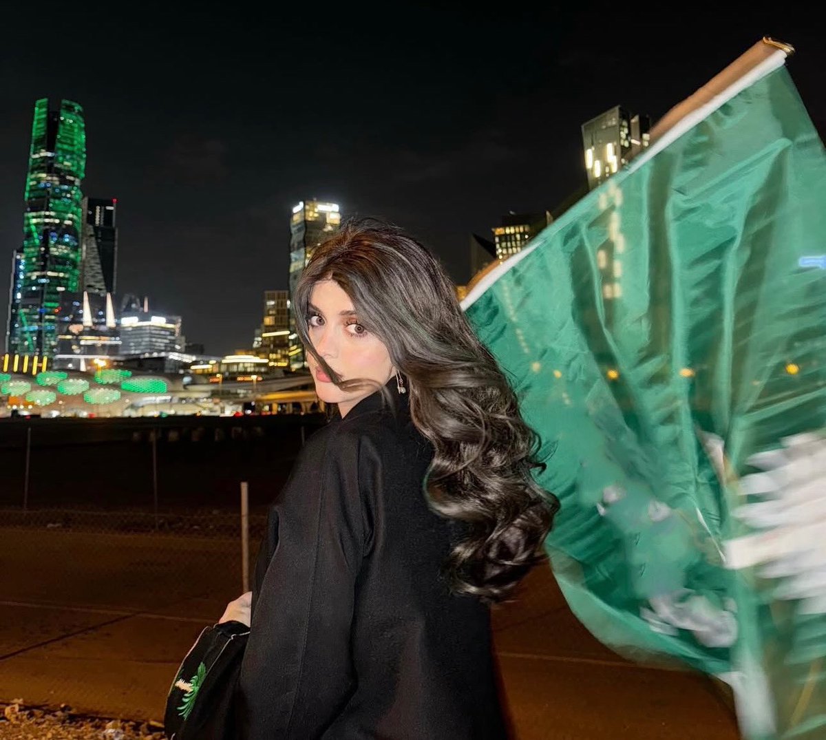 علمٌ يحمل كلمة التوحيد، وتاريخاً من العز والمجد… رايةٌ خفاقة نفخر بها اليوم وكل يوم🇸🇦🤍
#يوم_العلم🇸🇦