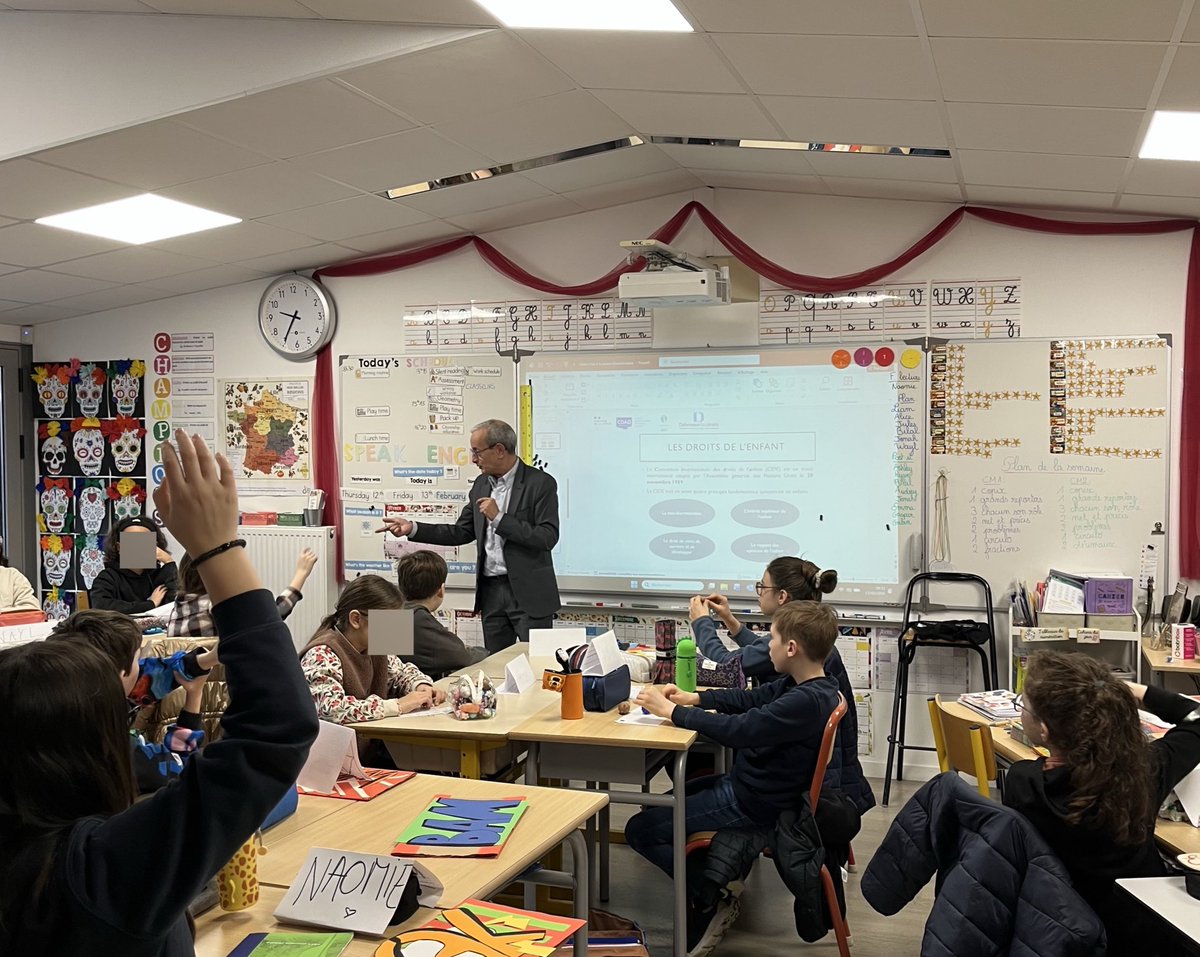 cdad37's tweet photo. Le 13 février 2026, le #CDAD37 et le représentant régional du @Defenseurdroits, sont intervenus au sein des classes de l’école Sacré-Cœur dans le cadre du projet Ode à la justice.  

Sensibilisation à : 
➡️ la justice
➡️ leurs droits
➡️ la lutte contre les discriminations https://t.co/3I872MlrbC