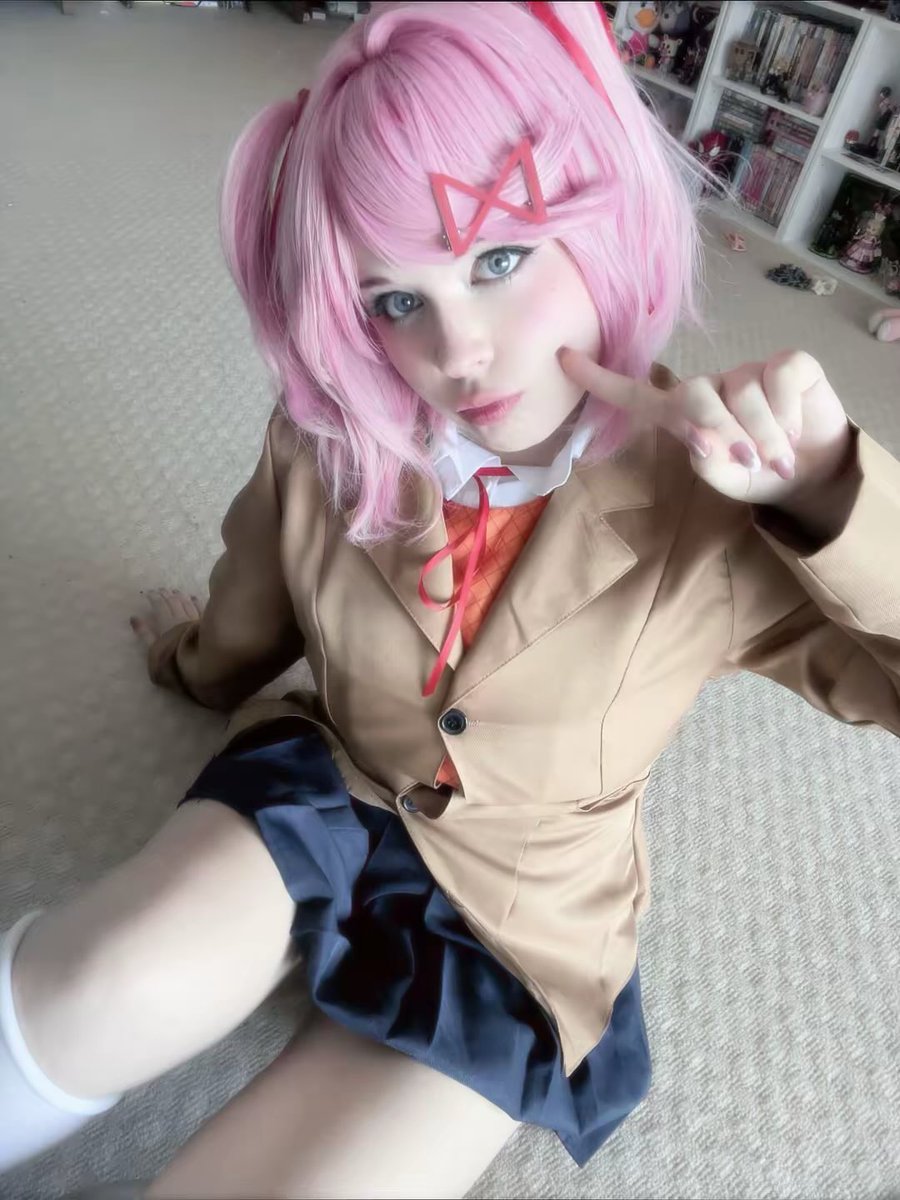 pieceofcakecos's tweet photo. who wants a cupcake? 🧁 

#natsuki #cosplay #ddlc #dokidokiliteratureclub https://t.co/Y7BBnmMSzJ