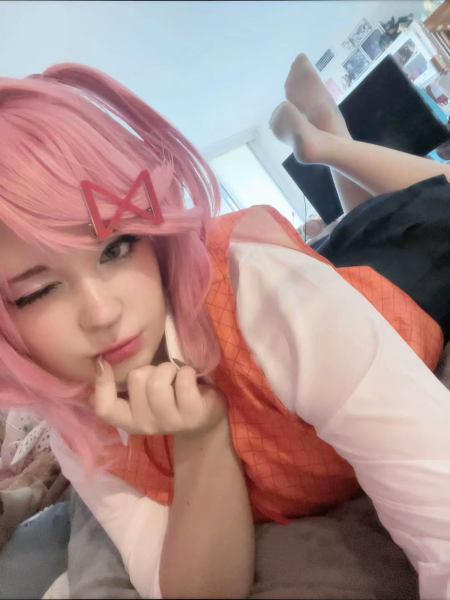 pieceofcakecos's tweet photo. who wants a cupcake? 🧁 

#natsuki #cosplay #ddlc #dokidokiliteratureclub https://t.co/Y7BBnmMSzJ