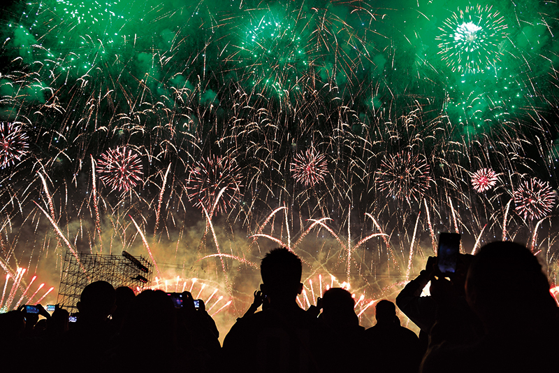 ChinaDaily's tweet image. 🎇 Liuyang, China's 1,400-year-old fireworks hub, is reinventing tradition! From hand-rolled shells to AI-powered, eco-friendly displays, the city now exports immersive #fireworks experiences worldwide. Culture + tech = boom! ✨ #QualityGrowth bit.ly/46Tgjag