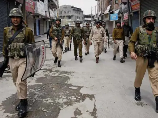 DarKoshal's tweet image. Based on credible intelligence inputs, the movement of two terrorists was detected near the LoC in the Jhangar area of #Rajouri. Troops responded swiftly, eliminating one terrorist and foiling the infiltration attempt. Vigil remains high in the sector.

#IndianArmy #LoCAlert