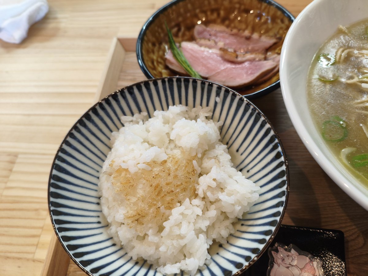 note_ero_power's tweet photo. 今朝の🍜
中華そばHIBARI@太田市
中華そば御膳(塩)
鴨ロース

はい優勝！🥳👏🎉
ほんのりおこげのついた羽釜炊きのご飯にスープかけても美味いし、しっとりジューシーな鴨ロースもめちゃくちゃ美味いし非の打ち所全くないわ(^q^)
提供スピードもちょっぱやだから9時からの勤務でも余裕で行ける！ https://t.co/RFqp51IyKO