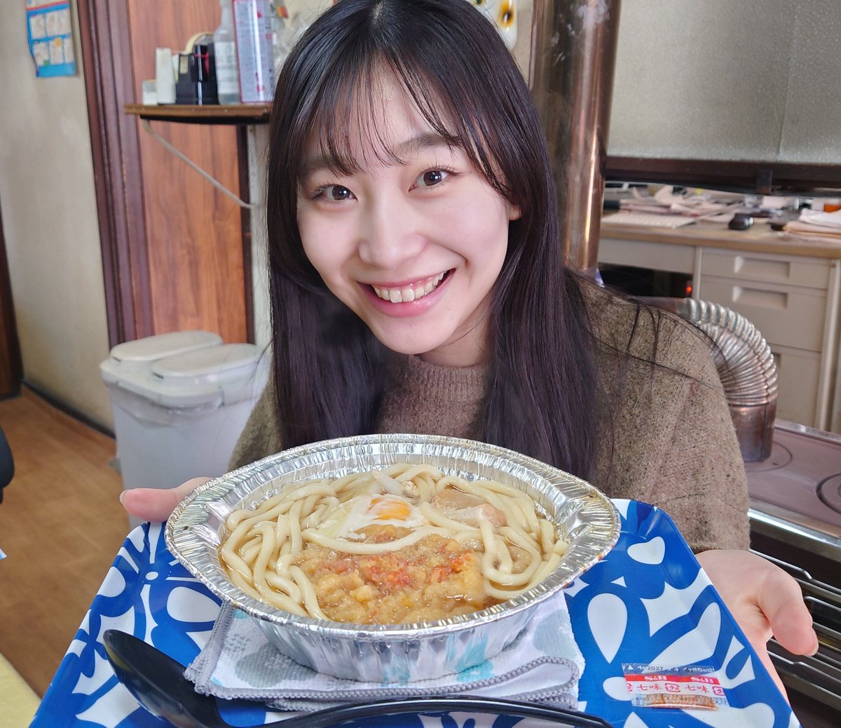 carnavi_hbc's tweet photo. 今日のあまねっち中継は、札幌市白石区にあるウエムラ食糧加工から！

あまねっちから一言
つるもちうどんに利尻昆布だしを吸ったお麩やエビ天ぷら、さらに長ネギ、生卵、七味まで！
鍋焼きうどんセットおすすめです🍲🌟
#hbcradio　#carnaviradio　#カーナビラジオ https://t.co/geCvnm9jMy