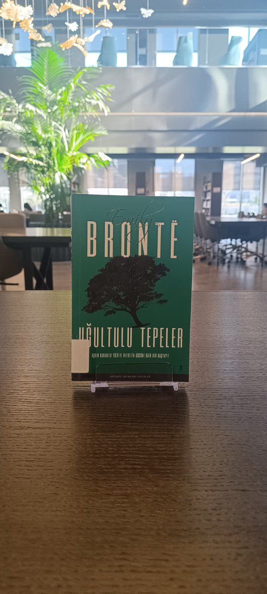 "Ruhlarımız neyden yapılmış olursa olsun, onunkiyle benimki aynı." ✨

Emily Brontë’nin kült eseri #UğultuluTepeler şimdi kütüphanemizde! İntikam, tutku ve sonsuz aşkın rüzgarlarına kapılmak isteyenleri bekliyoruz. 🌪️📖

#İSÜKütüphane #KlasikEdebiyat #Bronte #Kitap #YeniGelenler