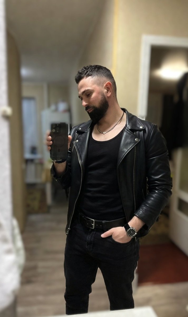 Better1983453's tweet photo. Black style tonight 🖤
Leather jacket, silver chain and calm mood.
How do you like the look?
#blackstyle #leatherjacket #mensstyle #mensfashion #mirrorphoto #style #manstyle #blackoutfit https://t.co/96sRxqC9Xs