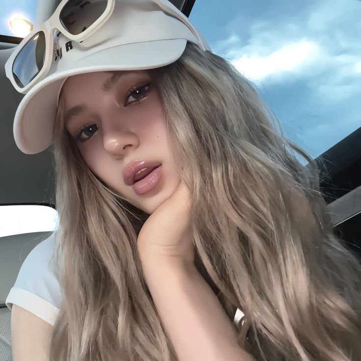 avi ୨୧ tweet media